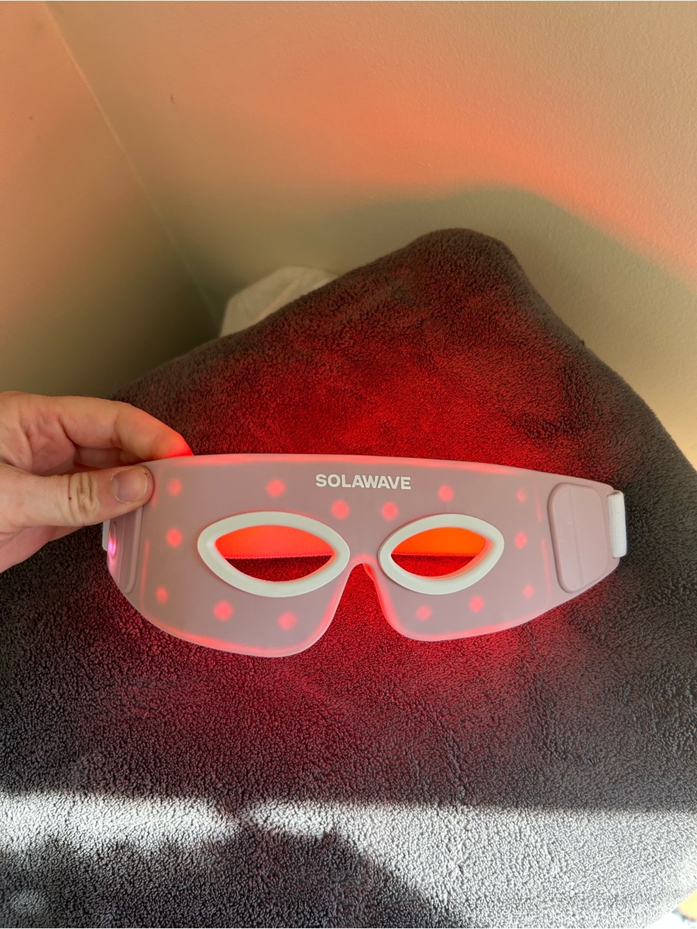 Solawave Eye Recovery Red Light Therapy Mask - Picture 6 of 6